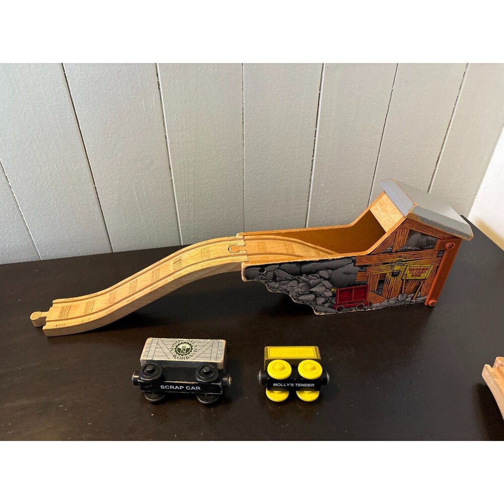 Thomas & Friends Wooden Railway Closed Quarry Mine Tunnel w/ 2 Cars